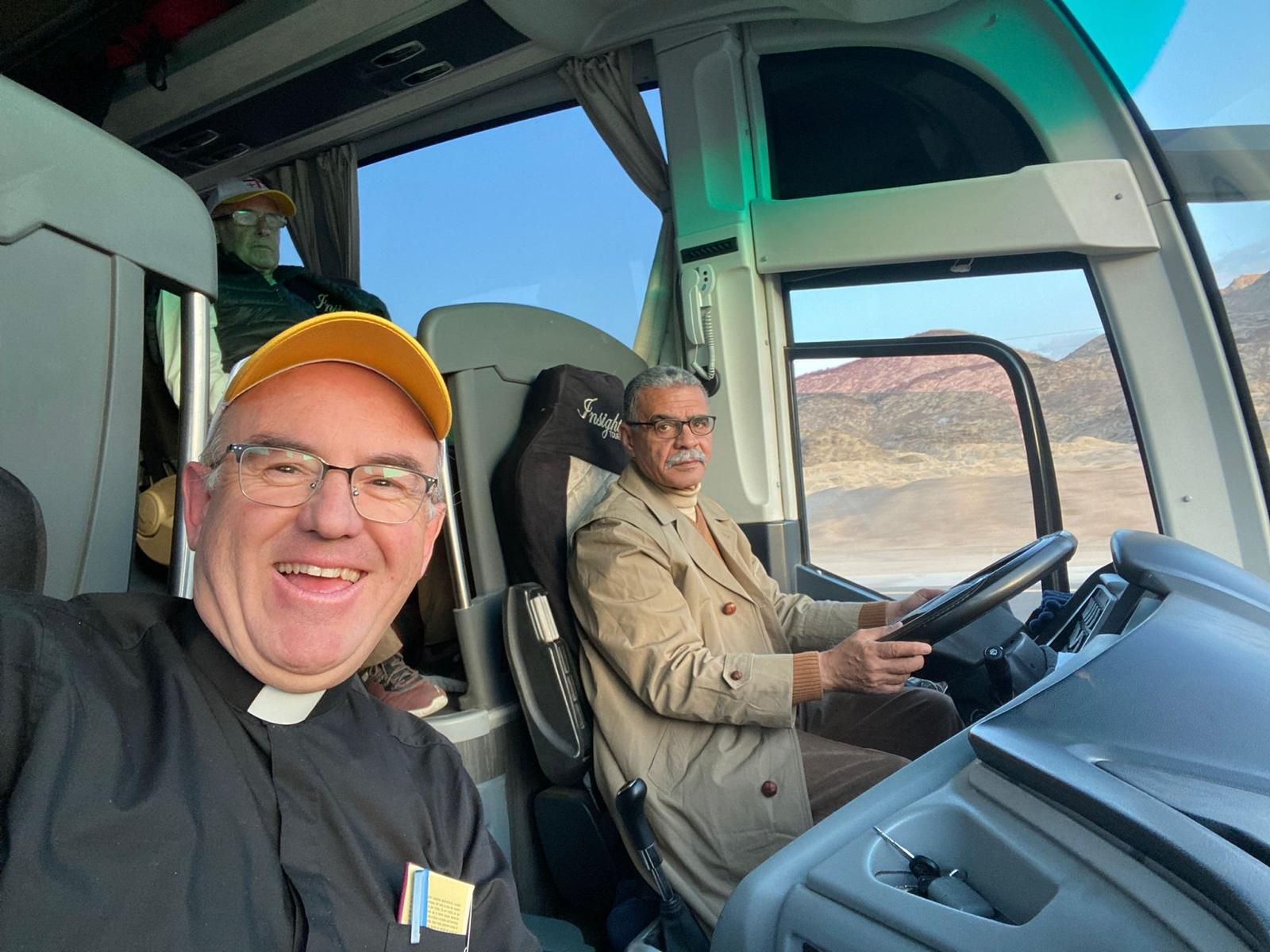 El párroco almeriense Antonio Cobo en el autobús que les ha trasladado a Egipcio