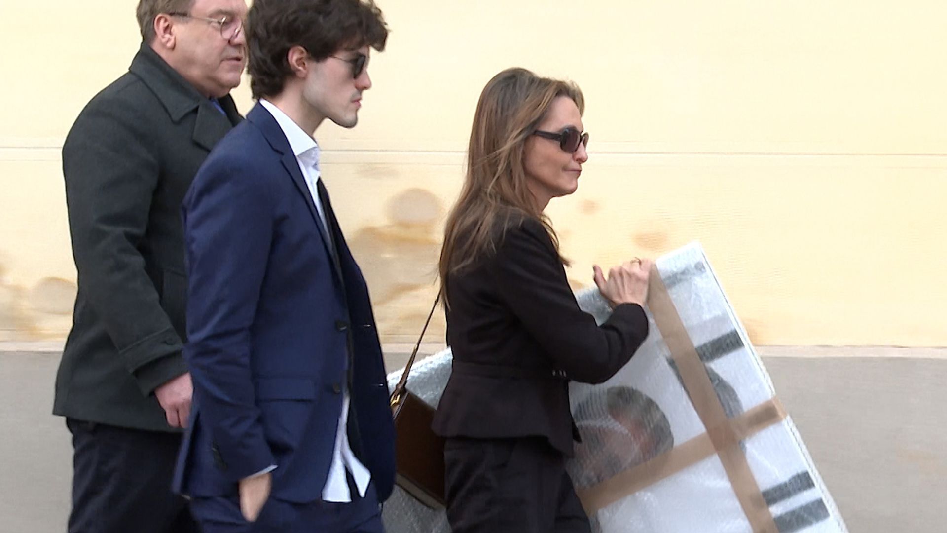 Fernando Ónega Jr., junto a su madre, Ángela Rodrigo, en la capilla ardiente