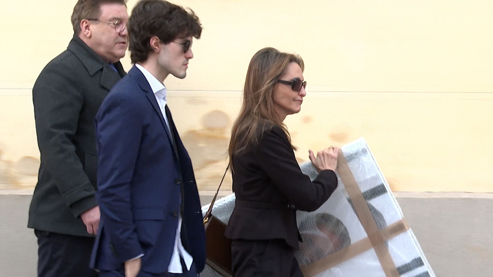 Fernando Ónega Jr., junto a su madre, Ángela Rodrigo, en la capilla ardiente