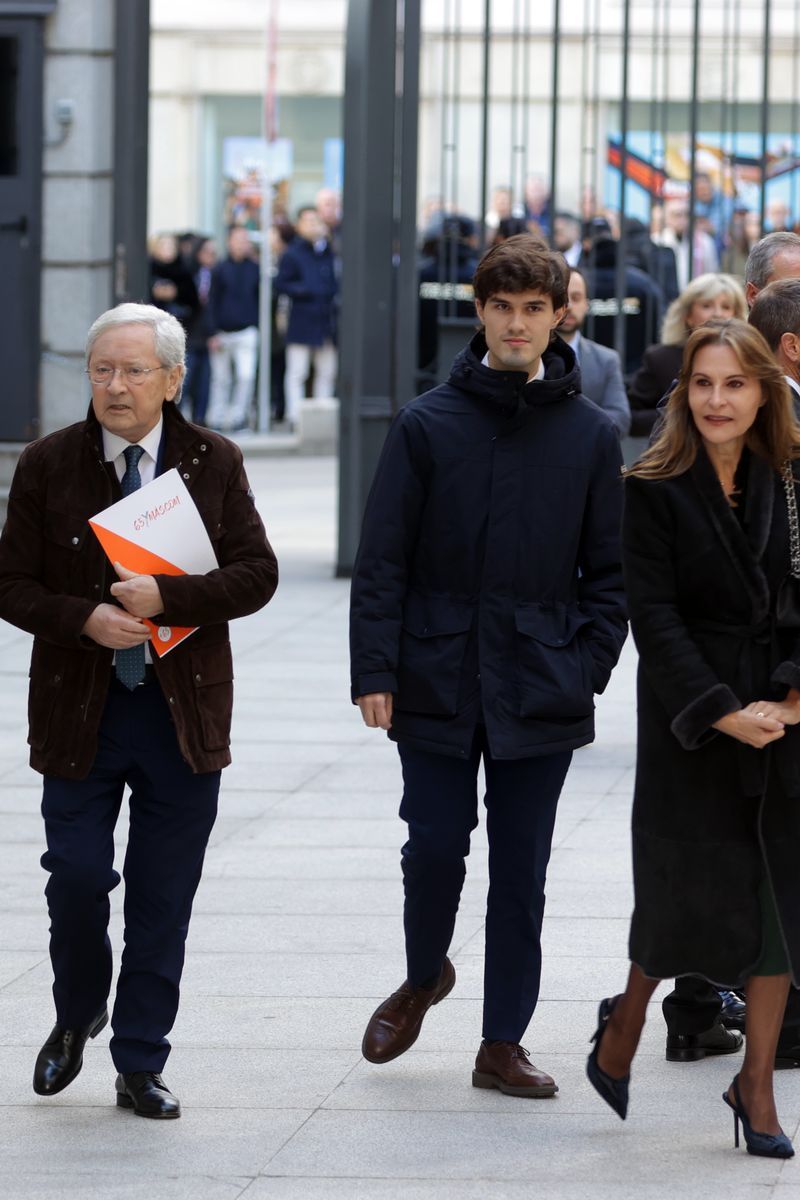 Fernando Ónega, su mujer Ángela y su hijo, Fernando Ónega Jr., en noviembre de 2025