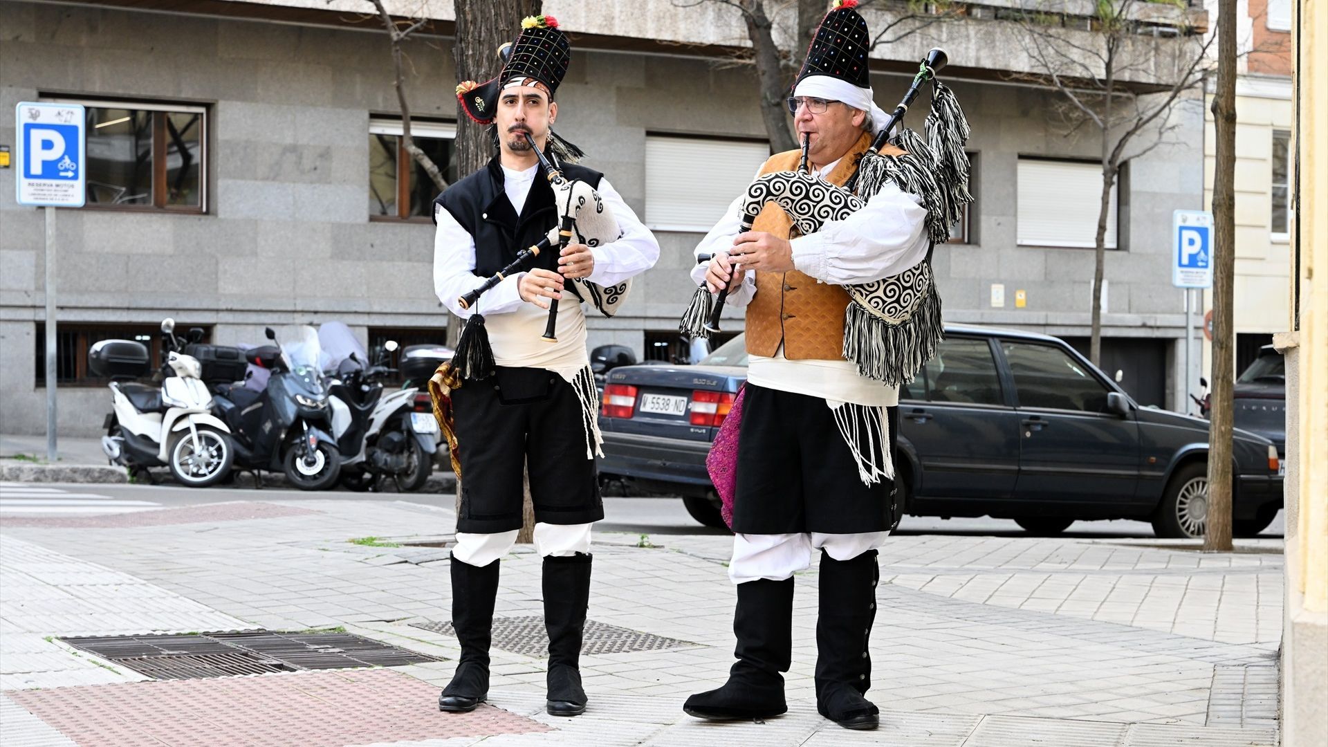 Gaiteiros llegan a la capilla ardiente de Fernando Ónega