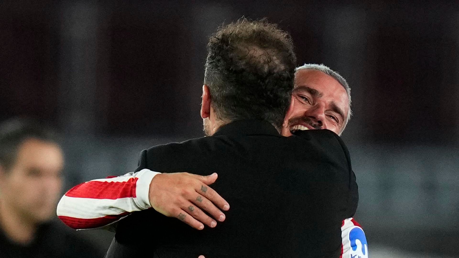 Griezmann abrazando a Simeone