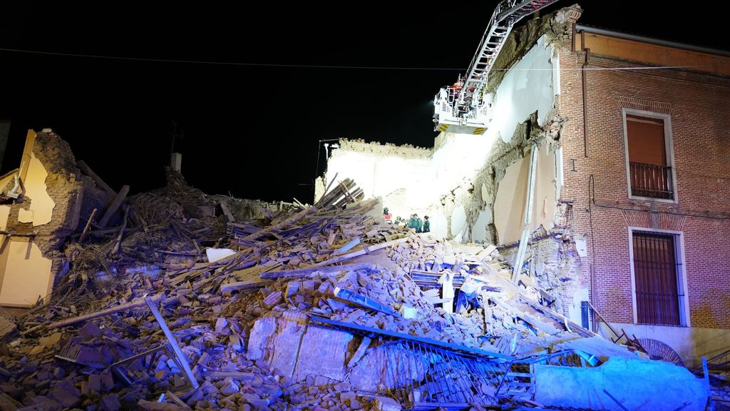 Un edificio de dos plantas colapsa y se derrumba dejando un muerto y varias personas atrapadas