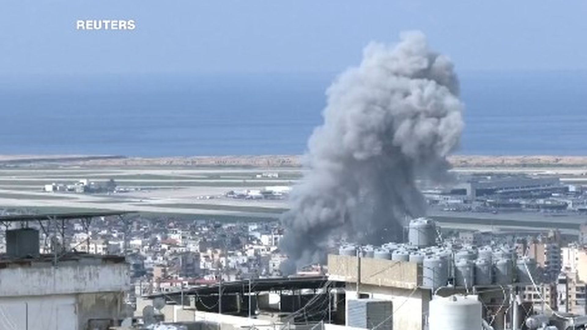 Humo negro procedente de la zona del aeropuerto de Beirut tras los ataques aéreos de Israel.