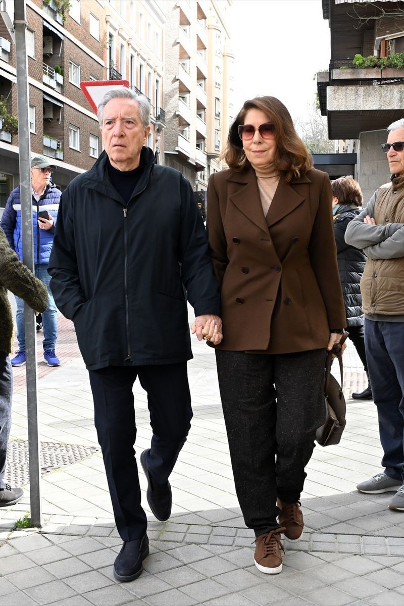 Iñaki Gabilondo y su mujer, Lola Carretero, en la capilla ardiente de Fernando Ónega
