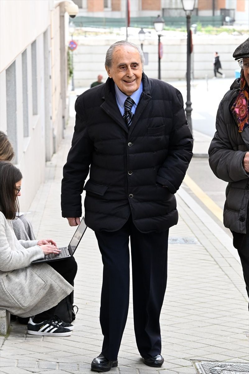 Jaime Peñafiel, en la capilla ardiente de Fernando Ónega