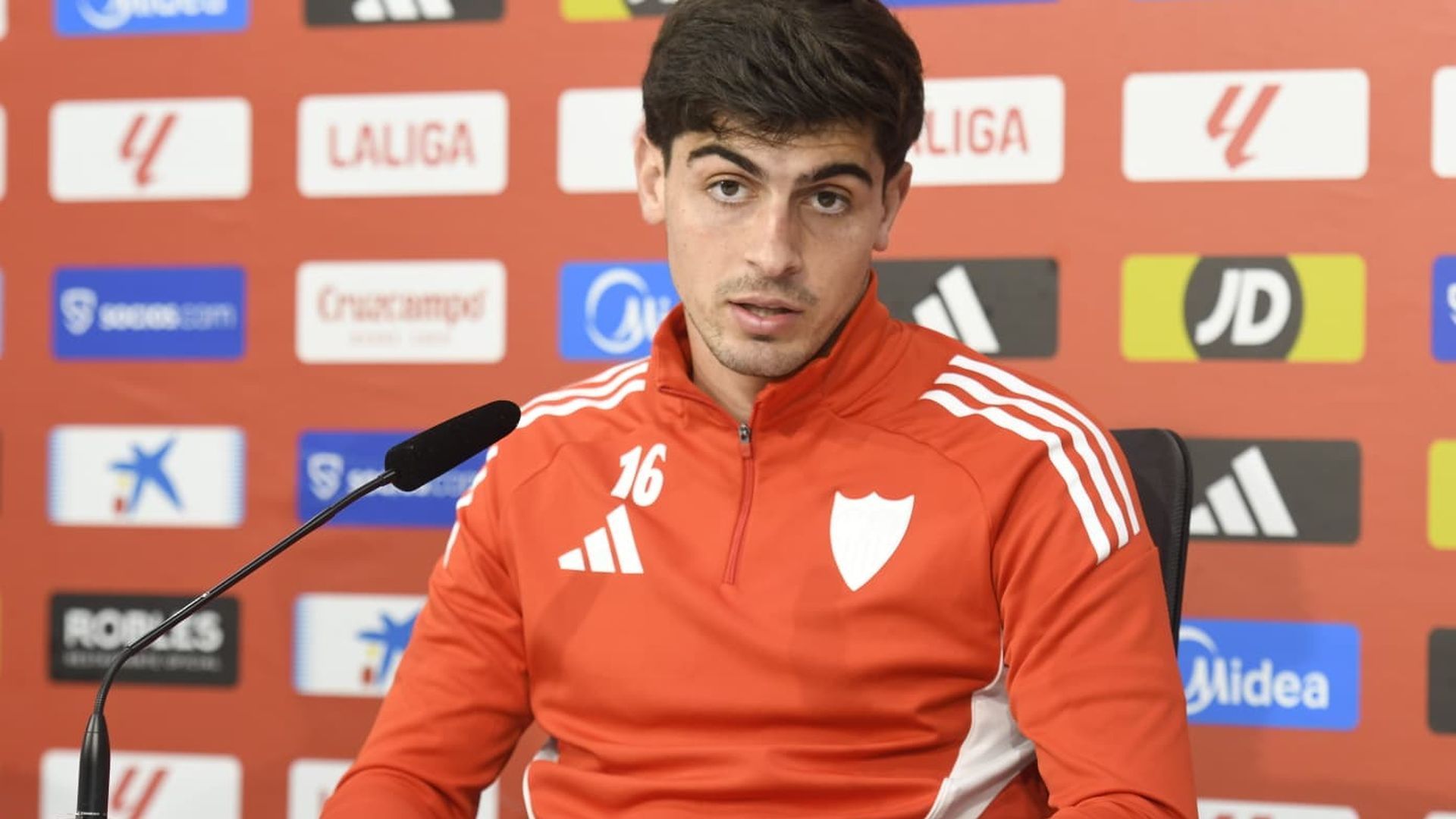 Juanlu y la roja a Antony en el derbi