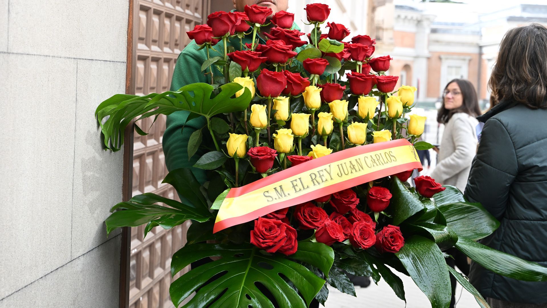 La corona de flores enviada por el emérito Juan Carlos a la familia de Fernando Ónega