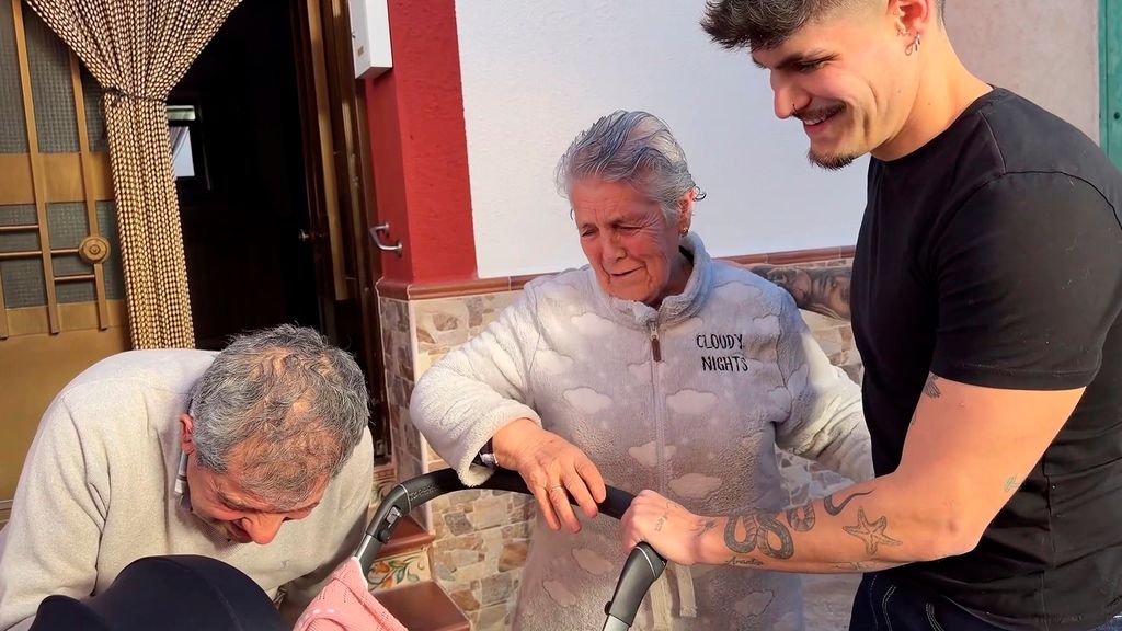 La emotiva reacción de la familia de Álvaro Rubio al conocer a su hija Mi familia imperfecta Temporada 1 Top Vídeos 16