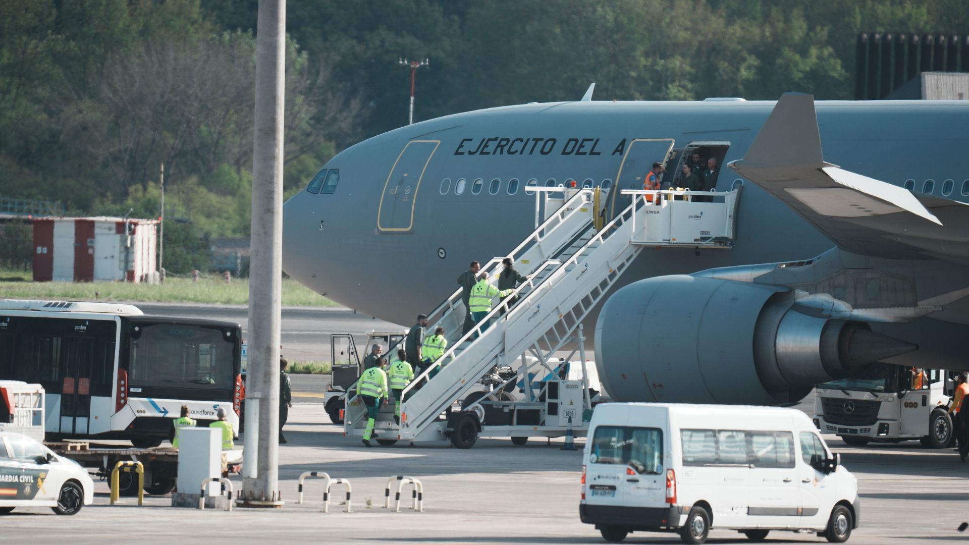 La guerra de EEUU e Israel contra Irán, en directo: Exteriores confirma que un grupo de 22 españoles sale de Irán por tierra a través de Azerbaiyán La guerra de EEUU e Israel contra Irán, en directo: Exteriores confirma que un grupo de 22 españoles sale de Irán por tierra a través de Azerbaiyán