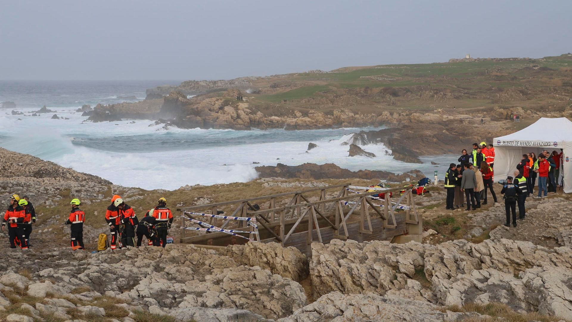 La joven rescatada con vida tras ceder una pasarela entre acantilados en Santander se salvó de la tragedia al agarrarse a una grieta La joven rescatada con vida tras ceder una pasarela entre acantilados en Santander se salvó de la tragedia al agarrarse a una grieta