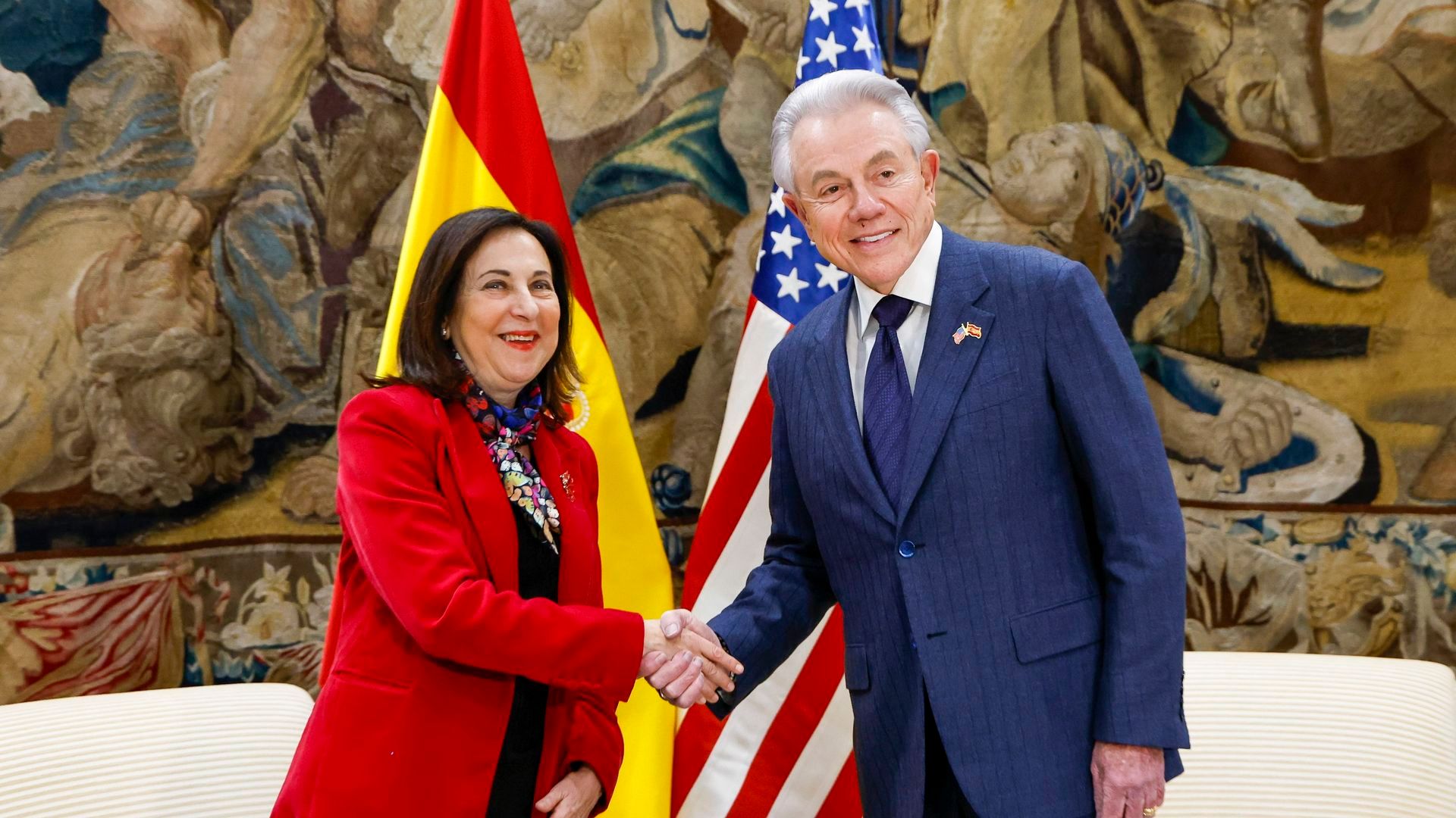 La ministra de Defensa, Margarita Robles, mantiene una reunión con el embajador de los Estados Unidos de América, Benjamín León Jr