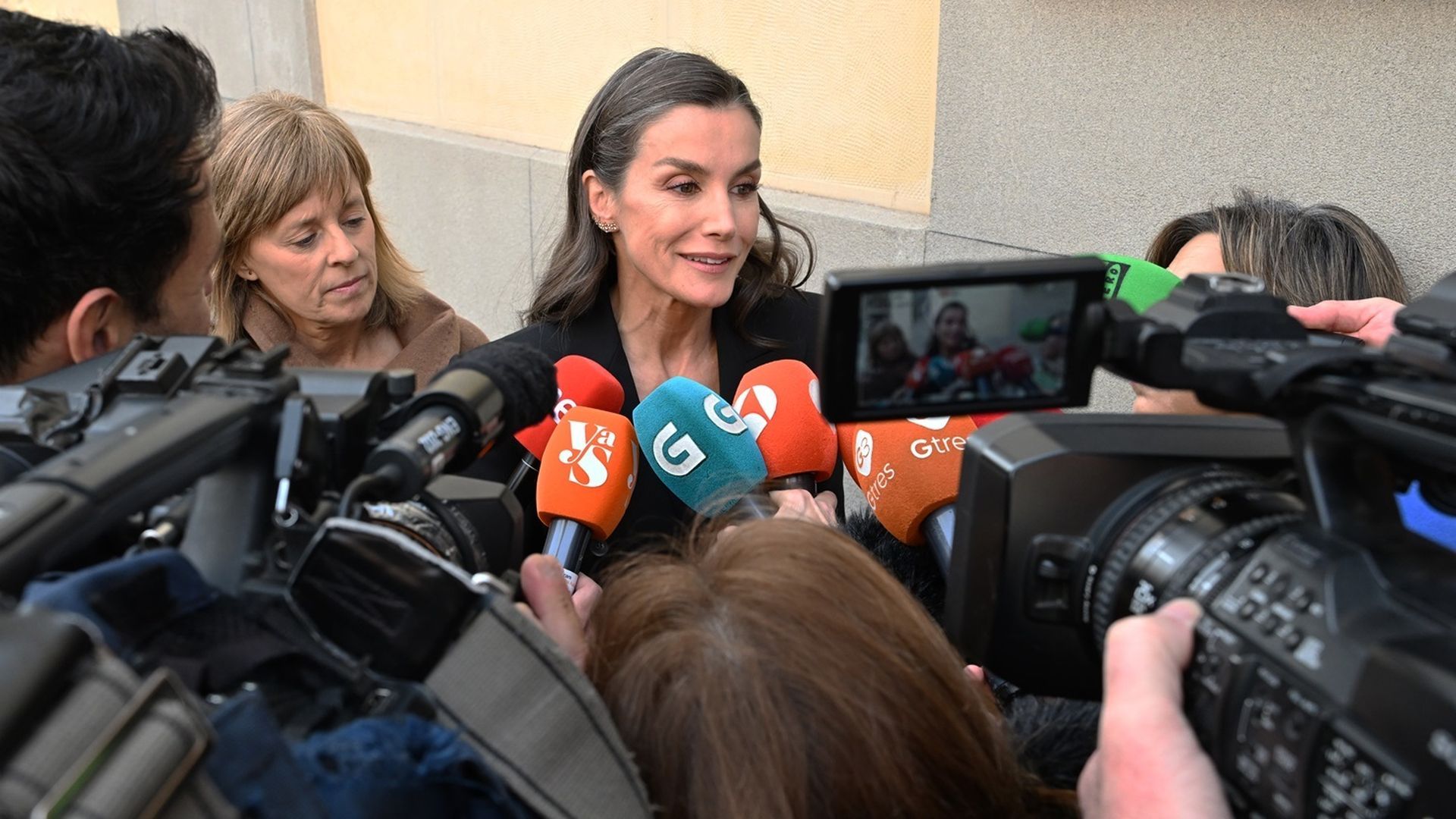 La reina Letizia, atendiendo a los medios de comunicación en su llegada a la capilla ardiente de Fernando Ónega La reina Letizia, atendiendo a los medios de comunicación en su llegada a la capilla ardiente de Fernando Ónega