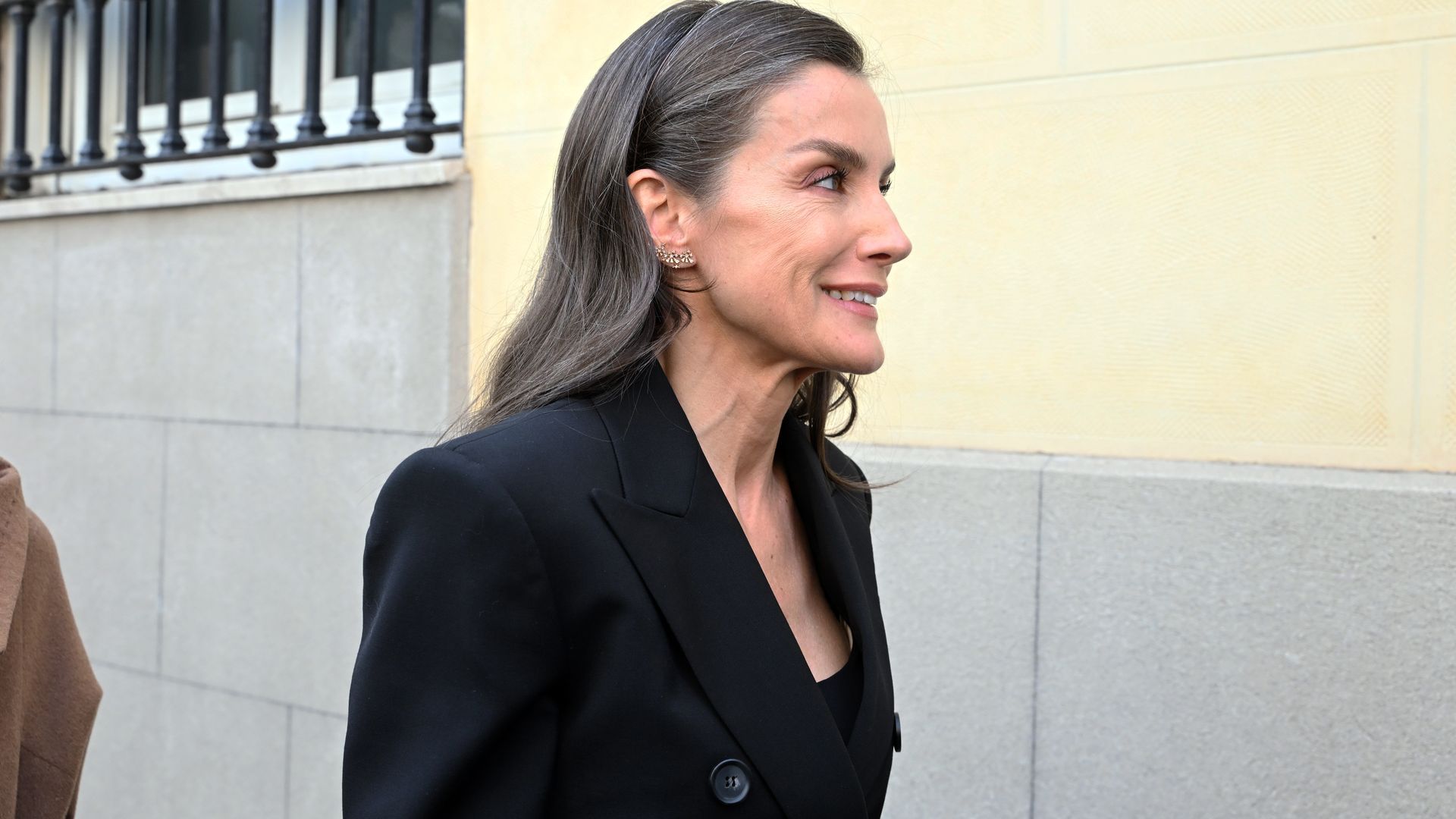La reina Letizia llegando a la capilla ardiente de Fernando Ónega