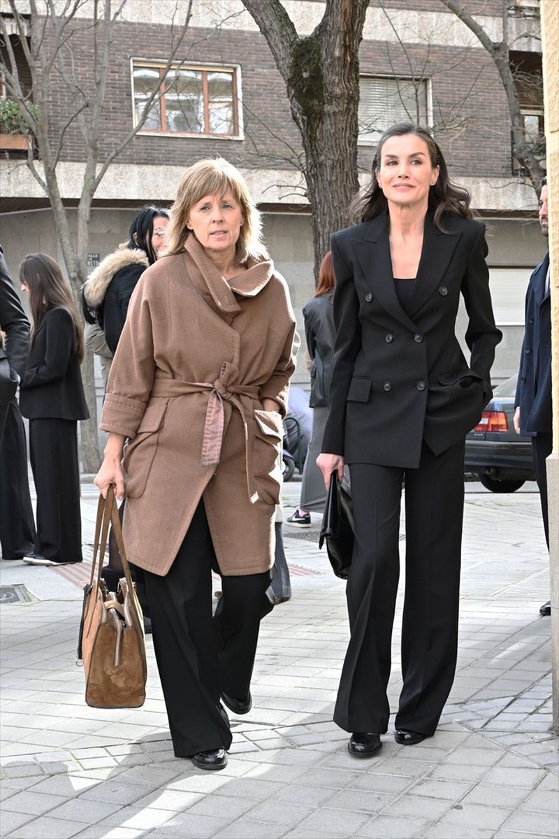 La reina Letizia y Marta Carazo, en la capilla ardiente de Fernando Ónega