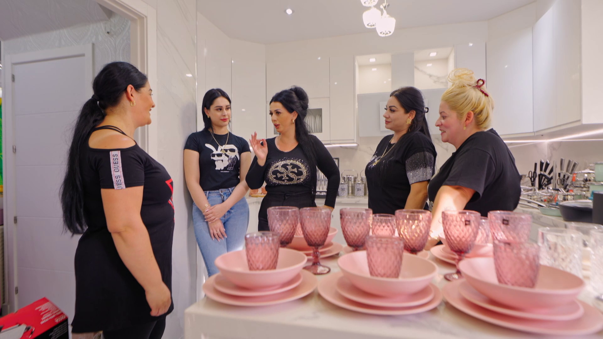 Las amigas de Marisol ayudan a la madre de Graciela a preparar el ajuar: "Dani no sabe lo que me he gastado"
