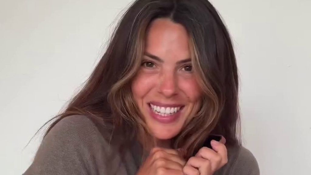 Laura Matamoros enseña el vestido que va a llevar a la boda de su hermana Irene