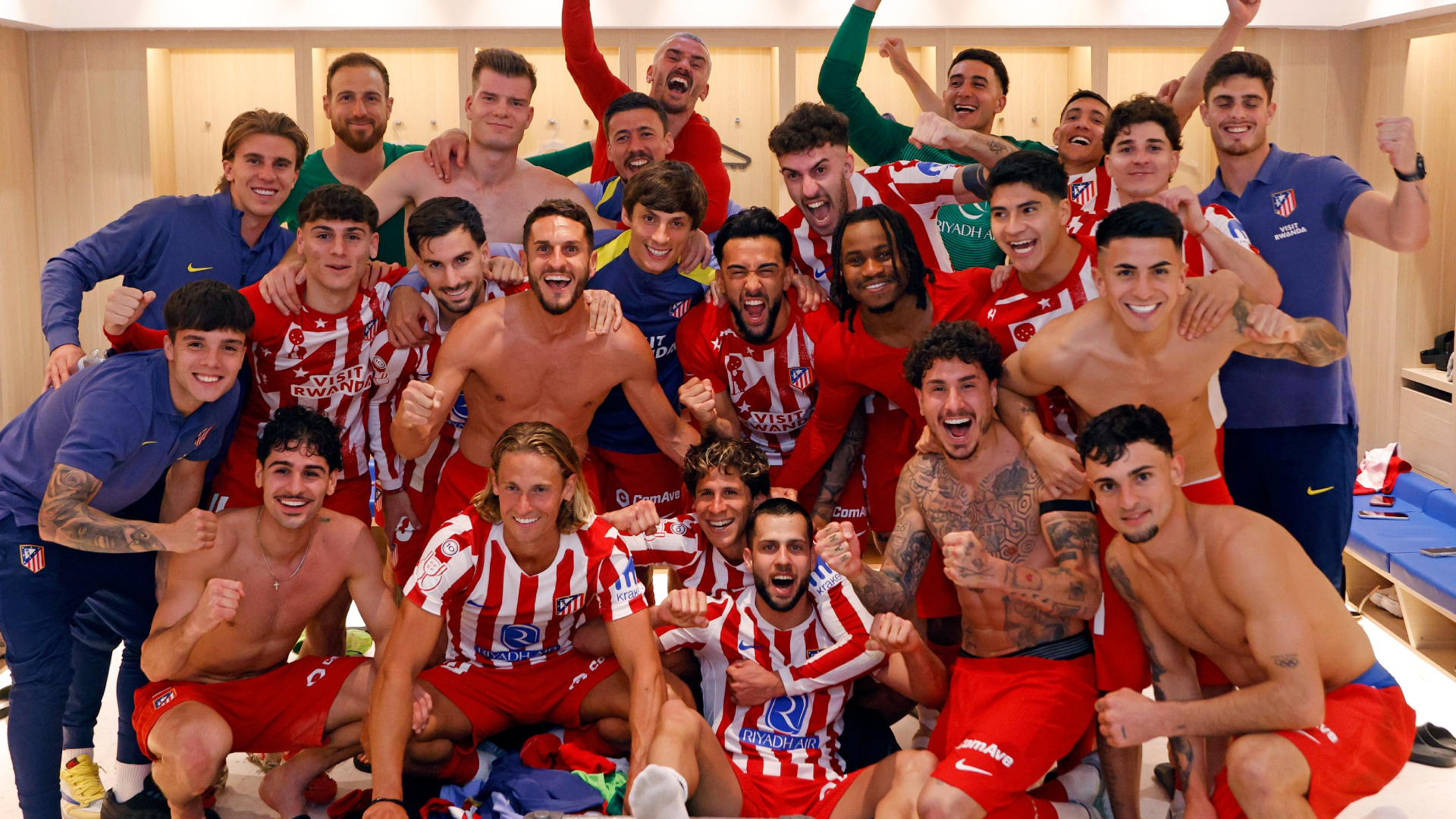 Los jugadores del Atlético celebran el pase a la final en el vestuario del Camp Nou