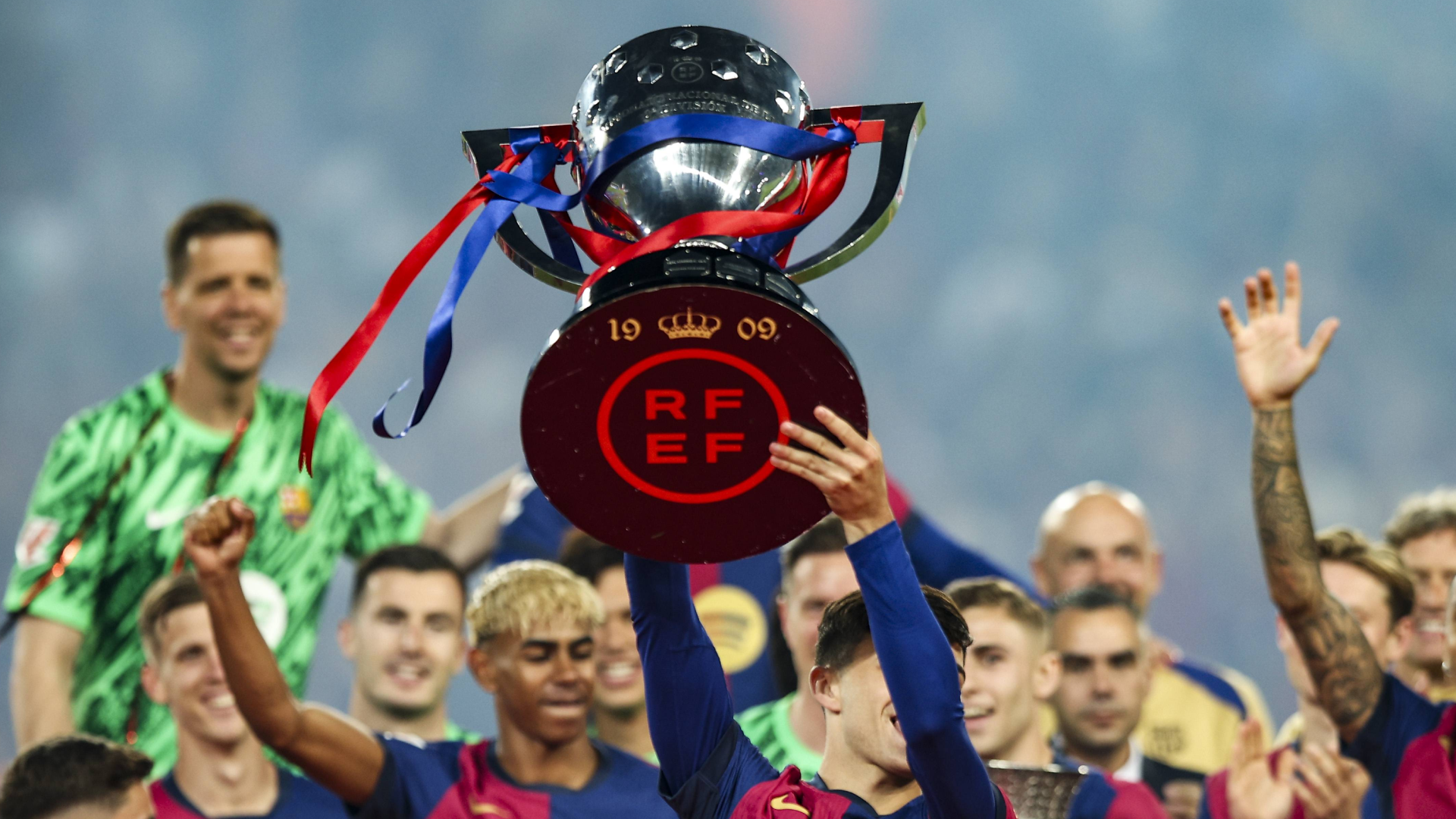 Los jugadores del Barça levantan la Supercopa de España 2025