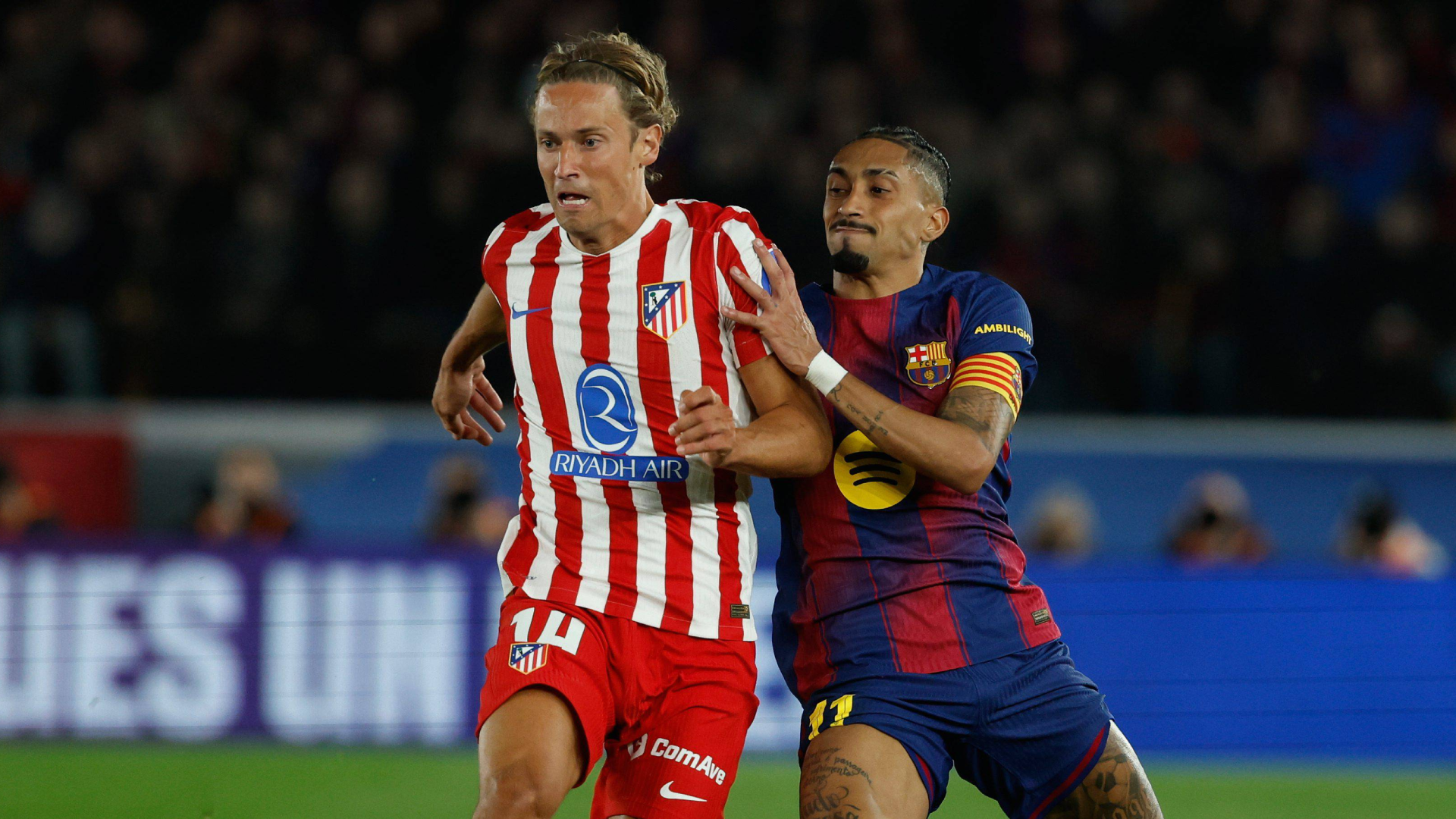 Marcos Llorente, ante Raphinha en el Barcelona-Atlético