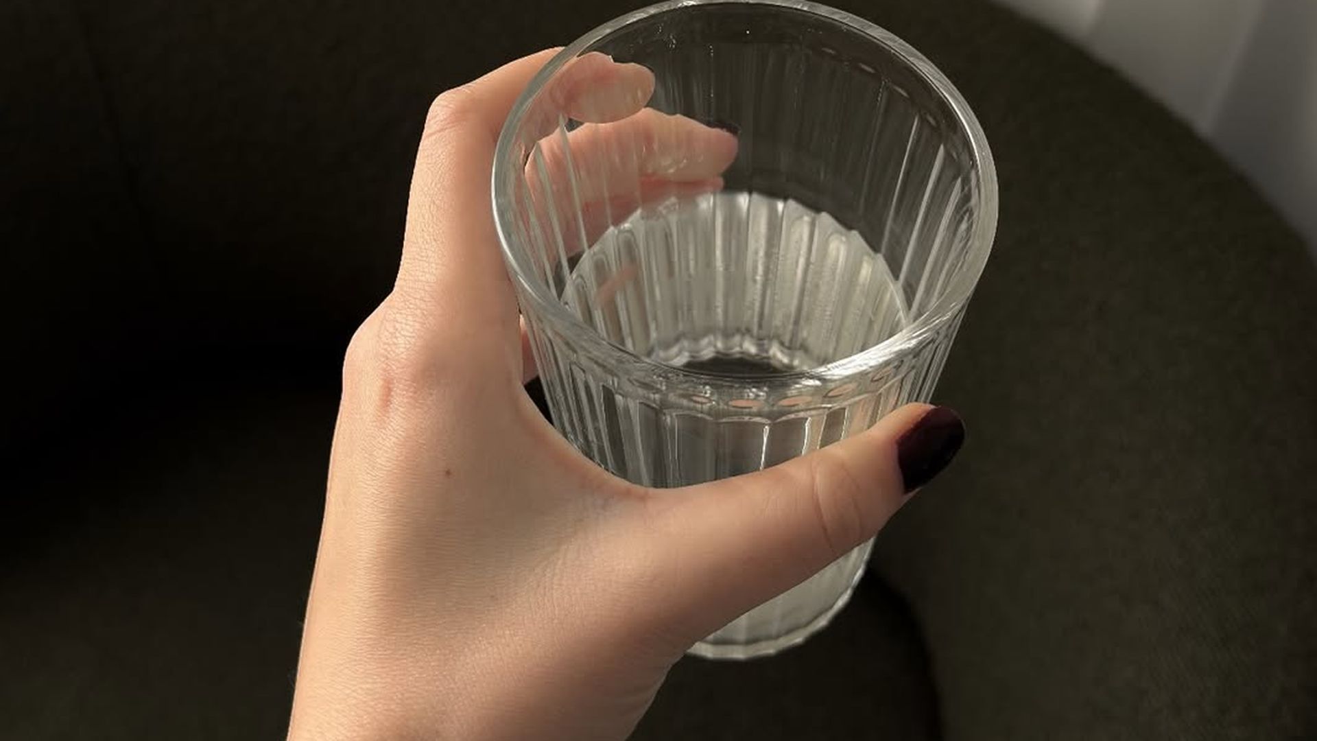 Maria García intentando bebe más agua