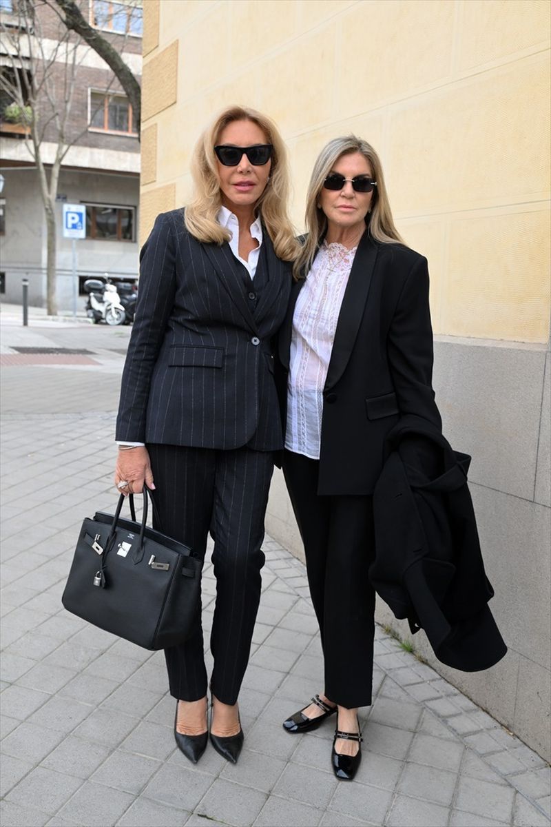 Norma Duval y Susana Uribarri, en la capilla ardiente de Fernando Ónega