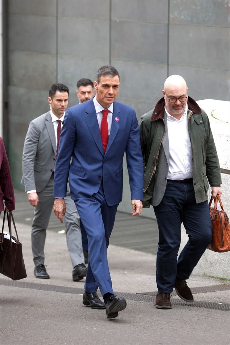 Pedro Sánchez, en la capilla ardiente de Fernando Ónega