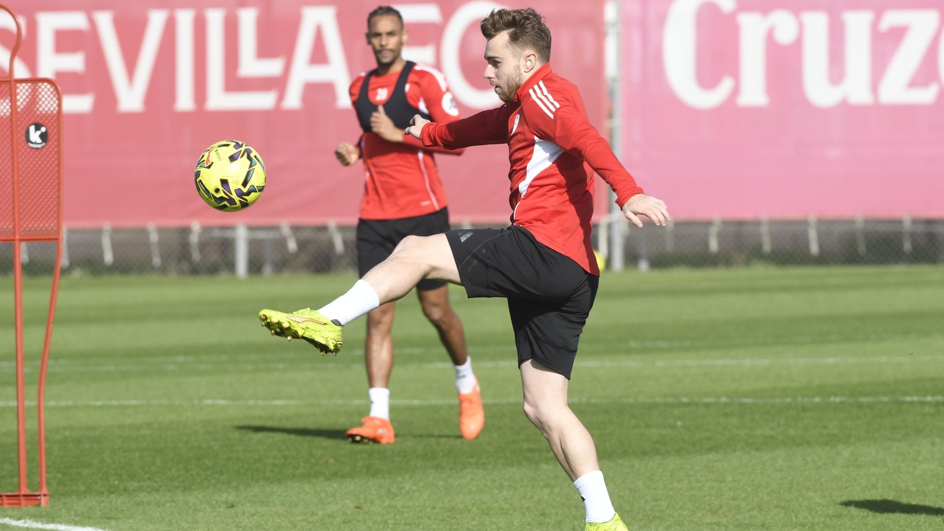 Peque, en un entrenamiento del Sevilla