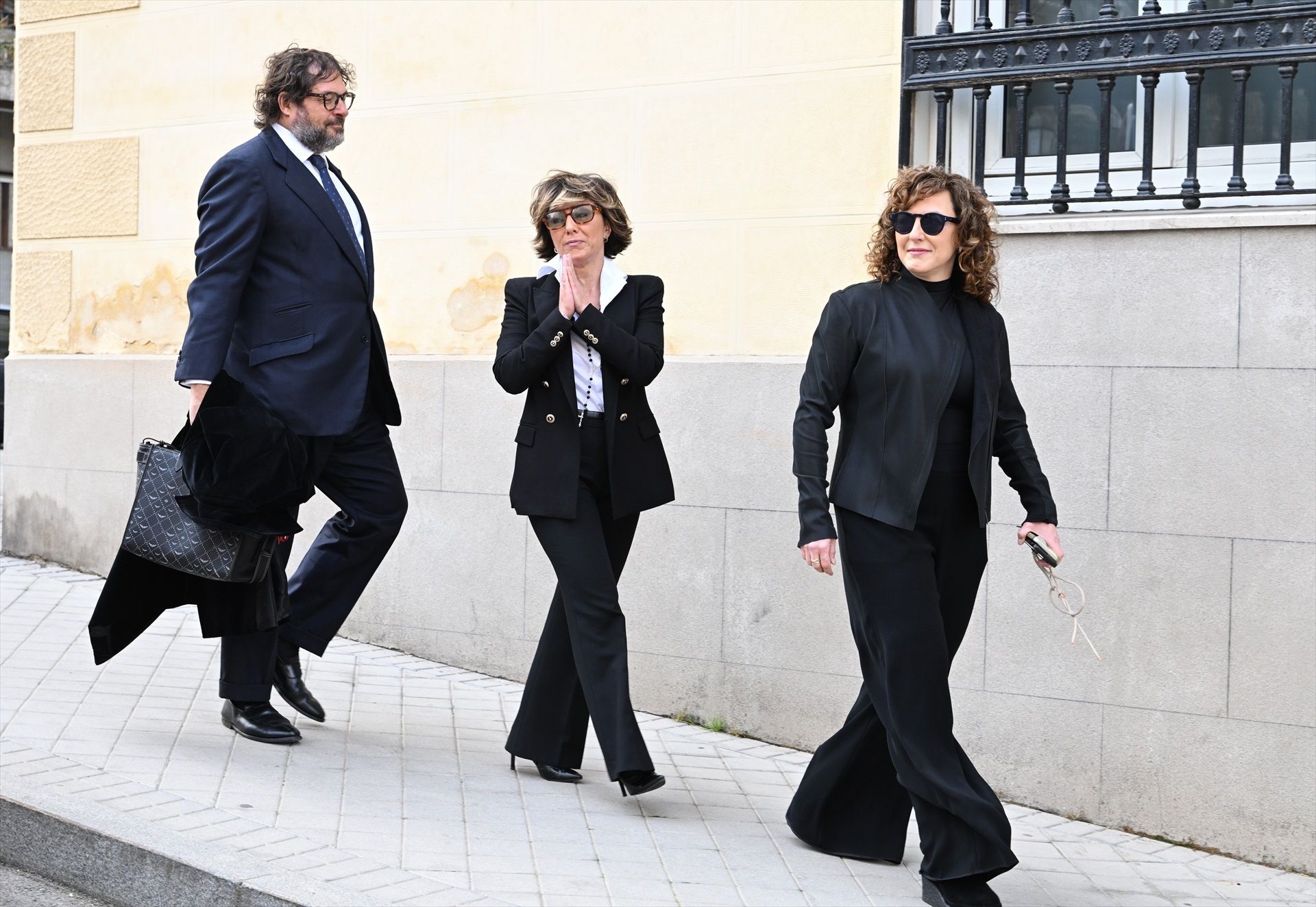 Sonsoles Ónega, su pareja y su hermana, Cristina Ónega, en la capilla ardiente de su padre, Fernando Ónega