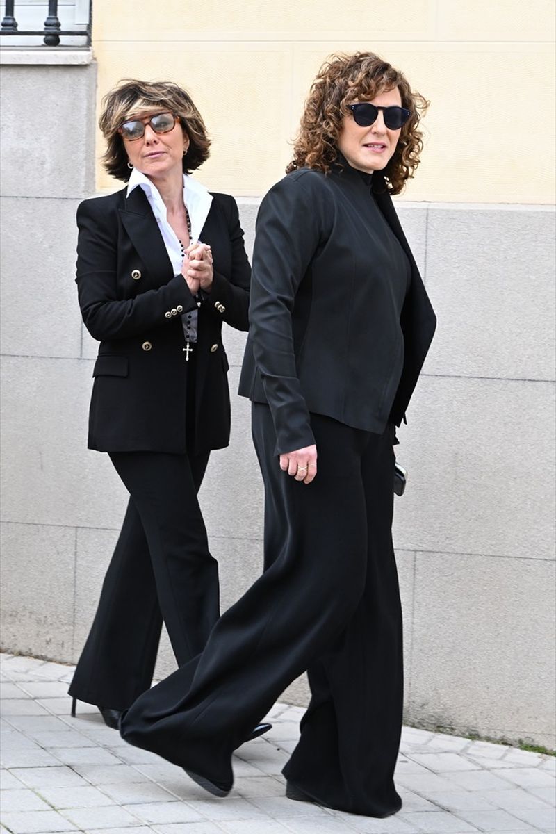 Sonsoles Ónega y Cristina Ónega, en la capilla ardiente de Fernando Ónega