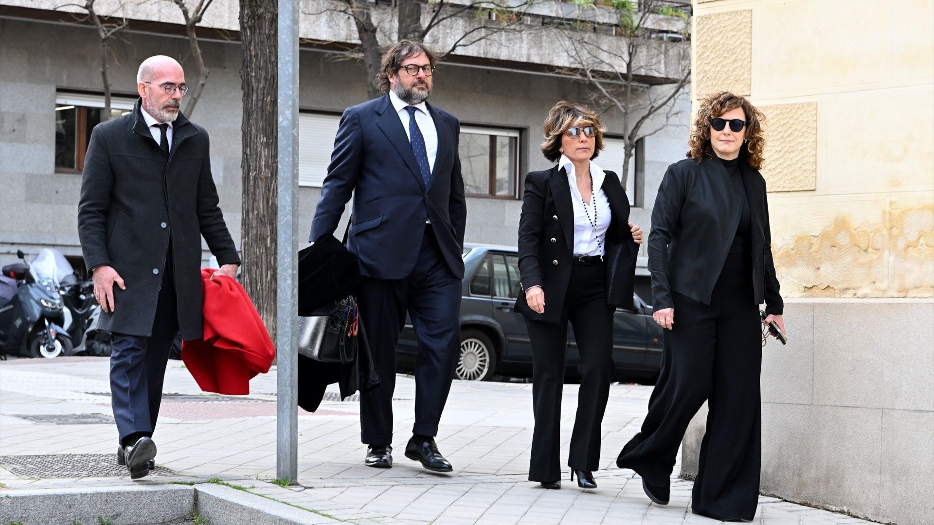 Sonsoles Ónega y Cristina Ónega, en la capilla ardiente de su padre, Fernando Ónega