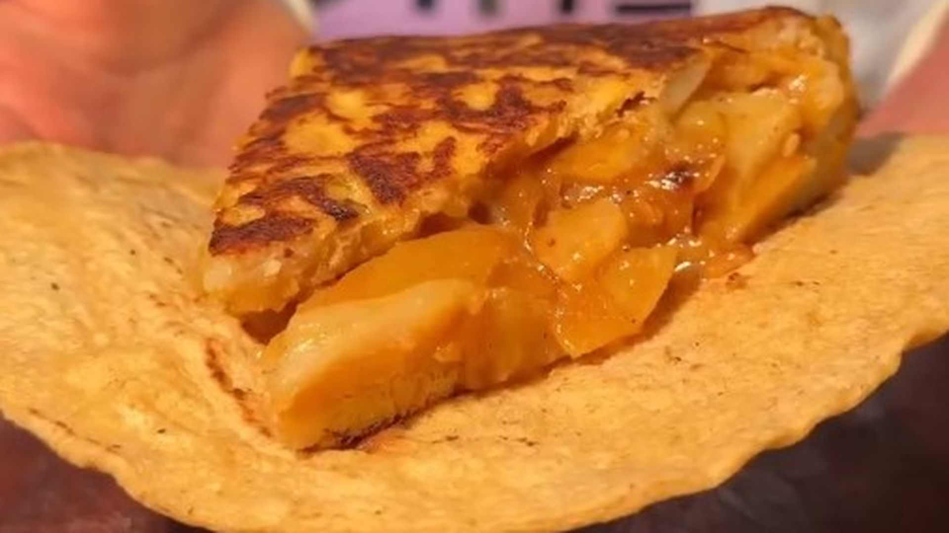 Taco de tortilla de patata y mexicana