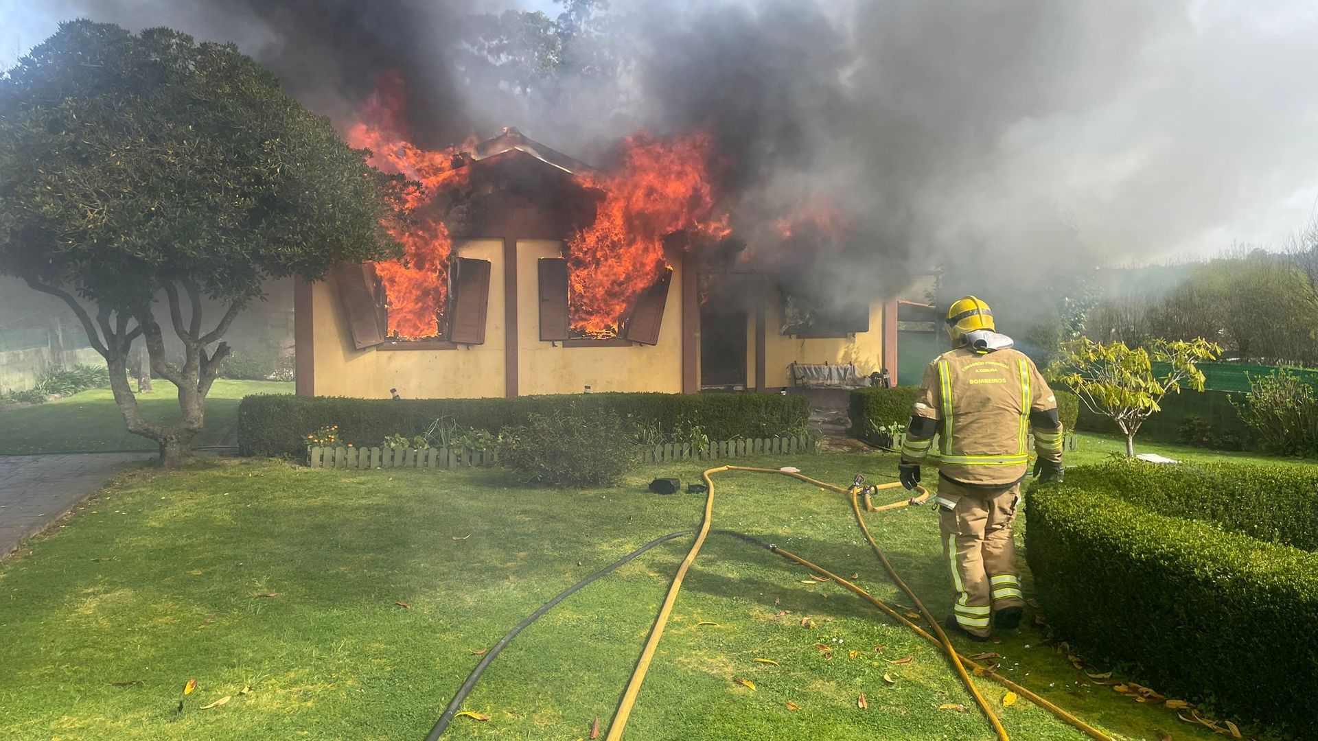 Un voraz incendio calcina completamente una vivienda unifamiliar de Culleredo Un voraz incendio calcina completamente una vivienda unifamiliar de Culleredo