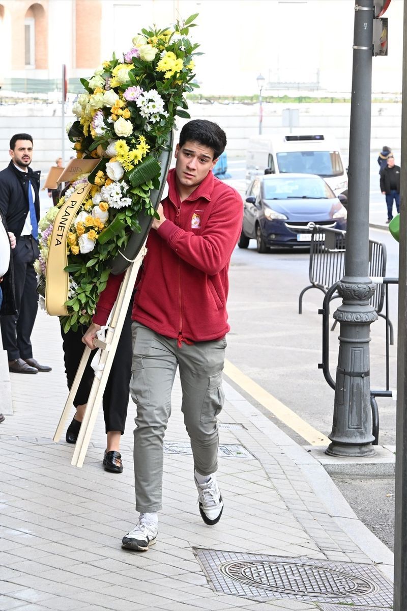 Una corona de flores llega a la capilla ardiente de Fernando Ónega