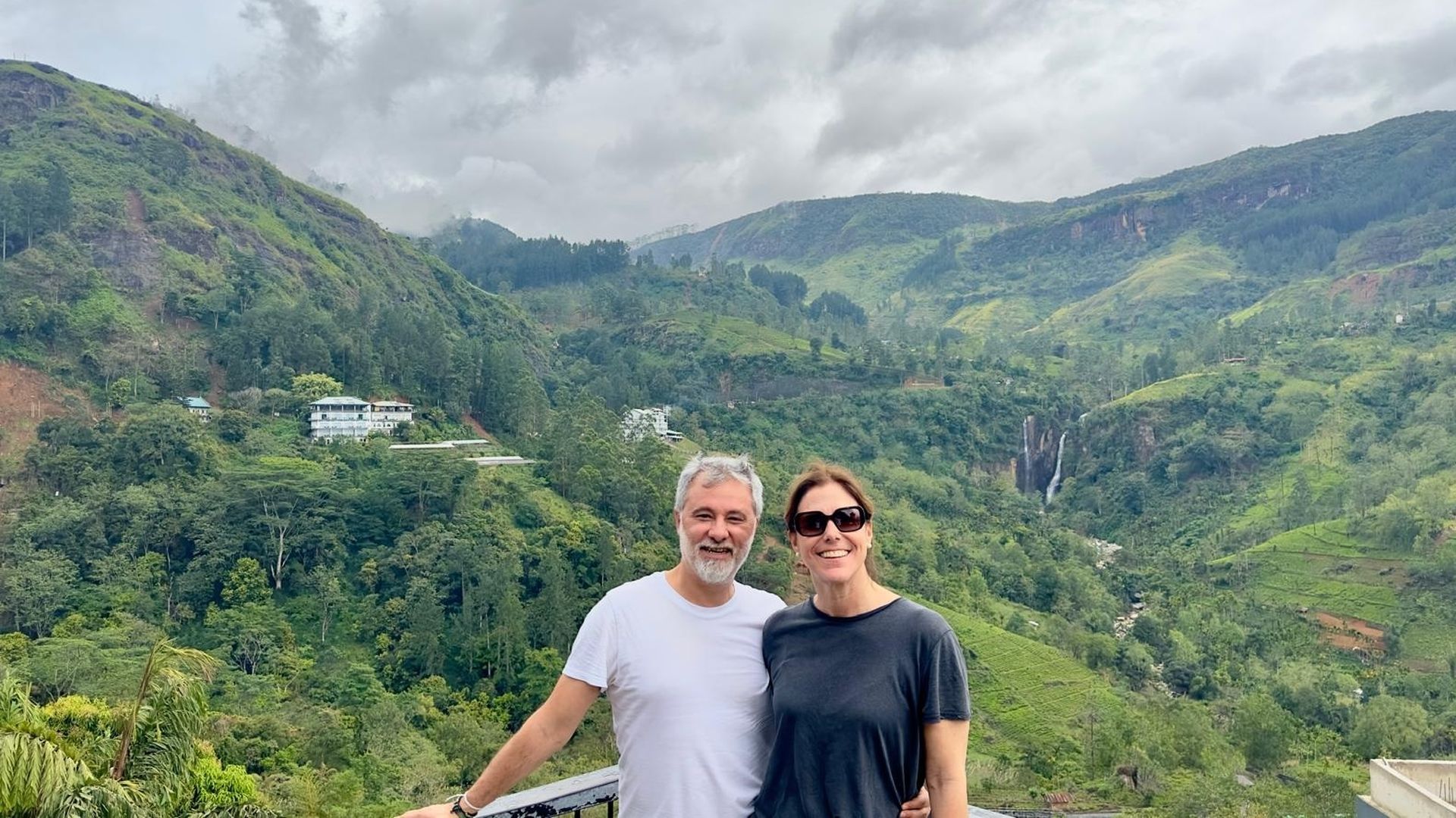 Una pareja de riojanos pasa en 24 horas "de la tranquilidad del paraíso en Sri Lanka a estar atrapados entre bombardeos en Abu Dabi" Una pareja de riojanos pasa en 24 horas "de la tranquilidad del paraíso en Sri Lanka a estar atrapados entre bombardeos en Abu Dabi"