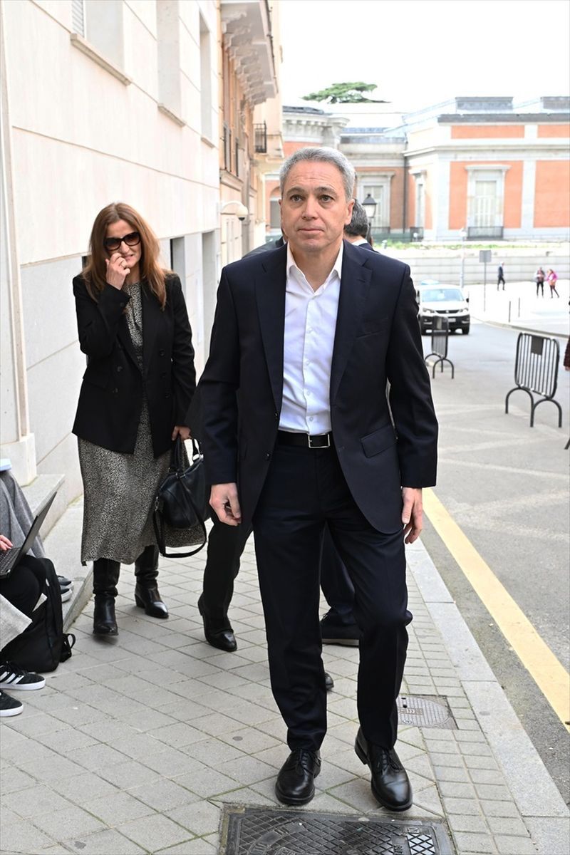 Vicente Vallés, en la capilla ardiente de Fernando Ónega