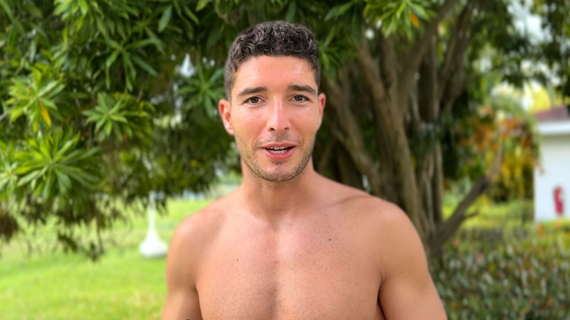 Álex Ghita muestra el objeto personal que se ha llevado a 'Supervivientes 2026'