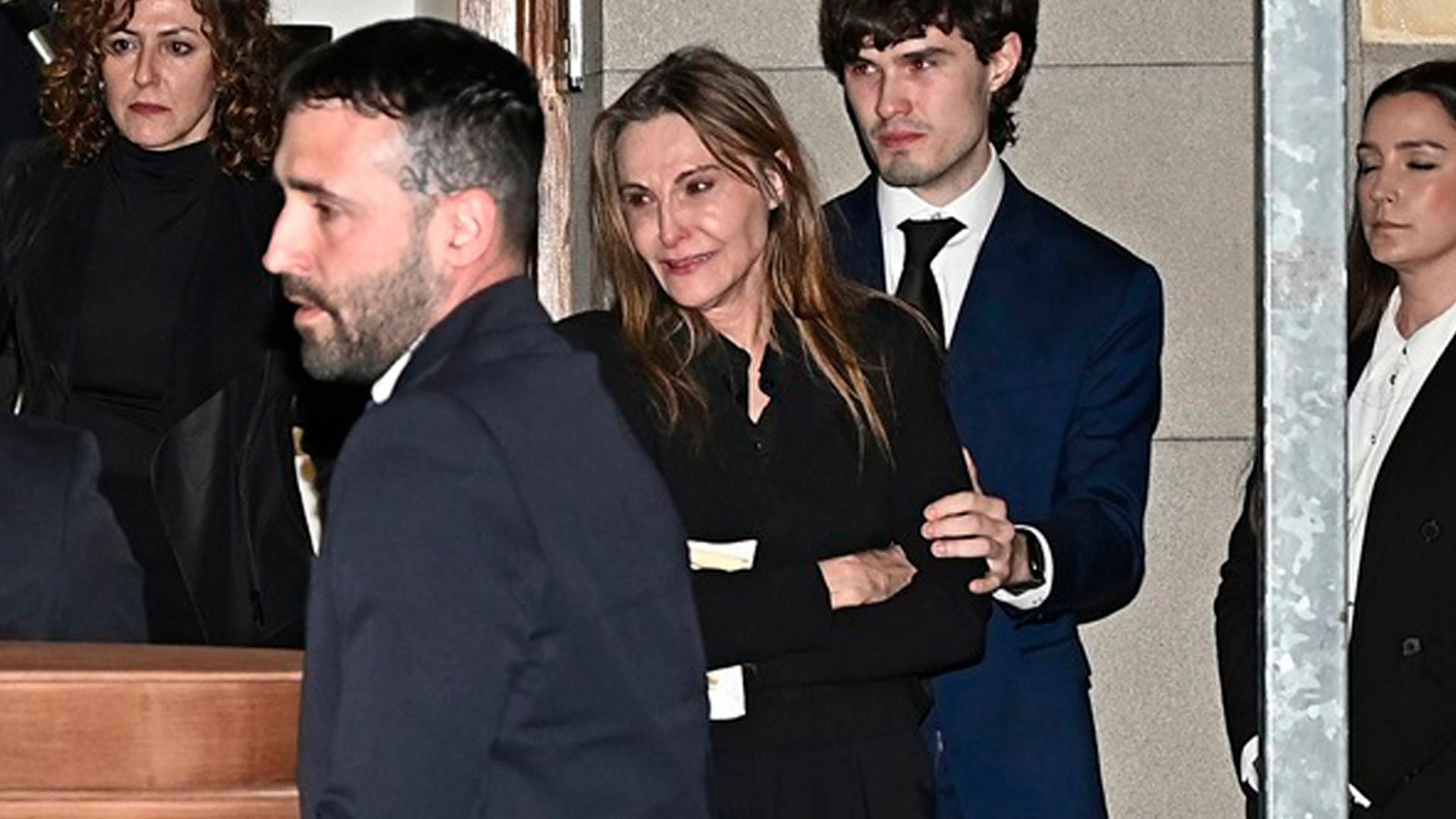 Ángela Rodrigo, en la capilla ardiente de su marido, Fernando Ónega