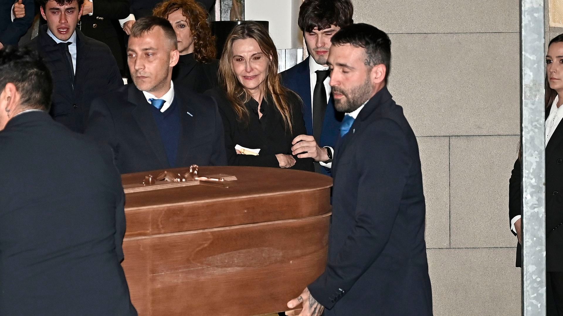 Ángela Rodrigo, junto a los hijos de Fernando Ónega, en la despedida al periodista