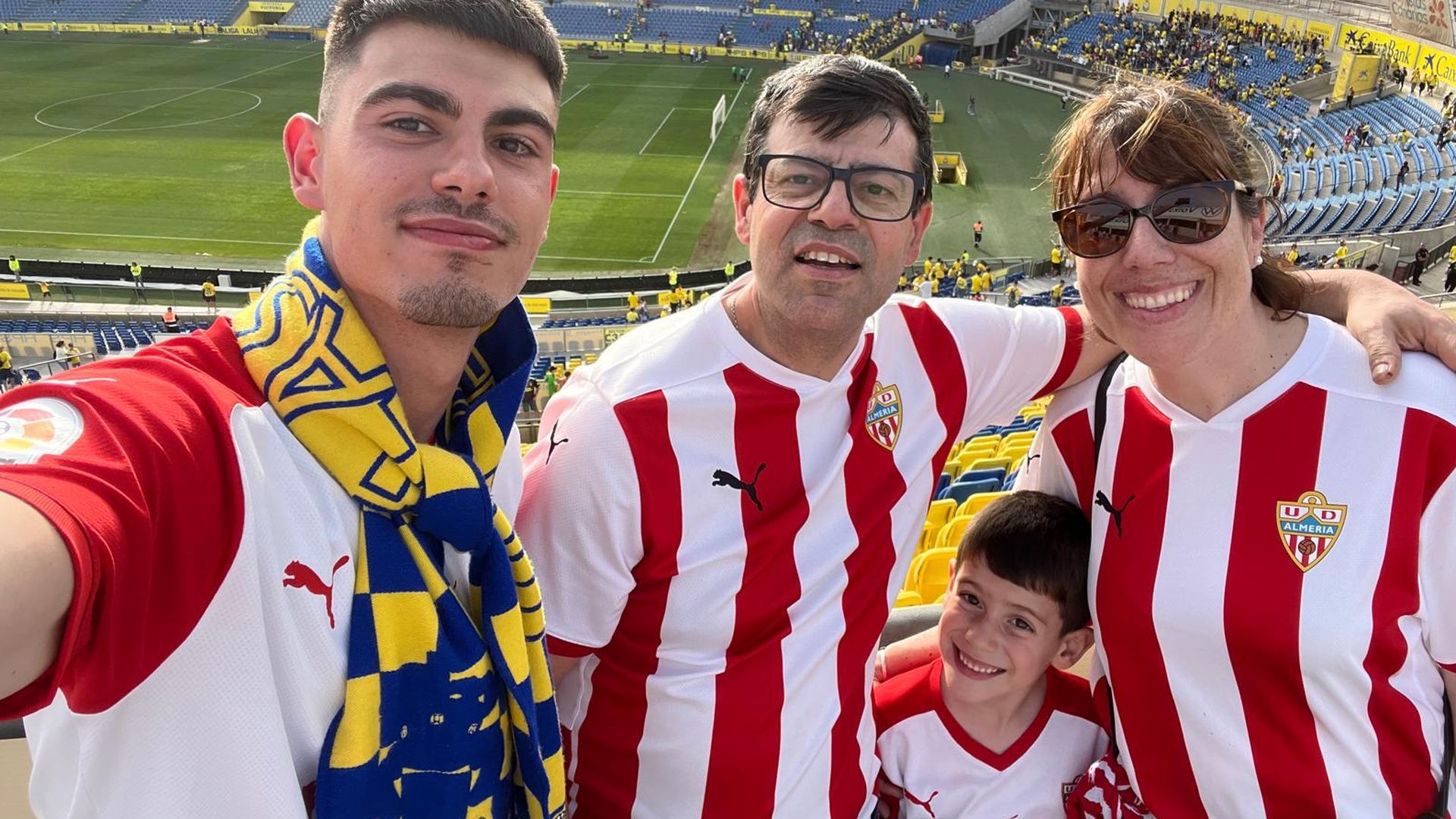 Antonio y su familia e una partido del Almería