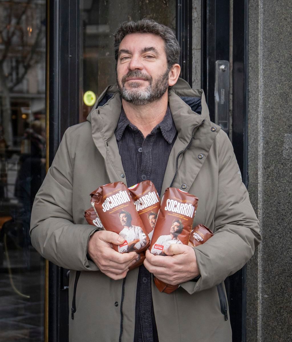 Posando en la entrada del Café Comercial, restaurante del que es socio