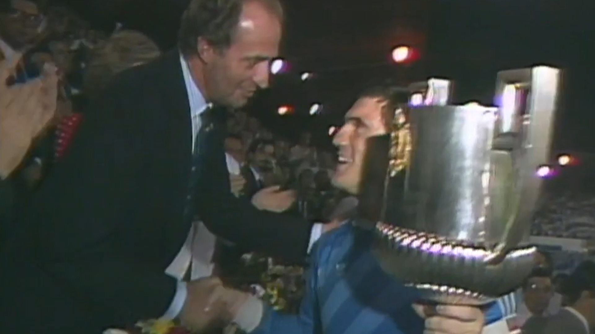 Arconada recibiendo la Copa del Rey de manos de Juan Carlos I