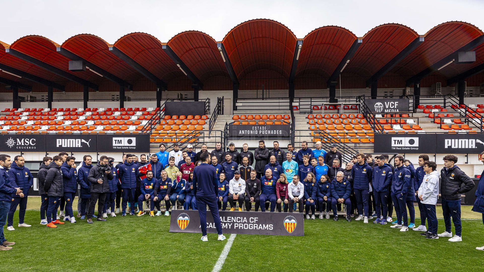 Carlos Corberán se dirige a los técnicos de las Academias del Valencia CF