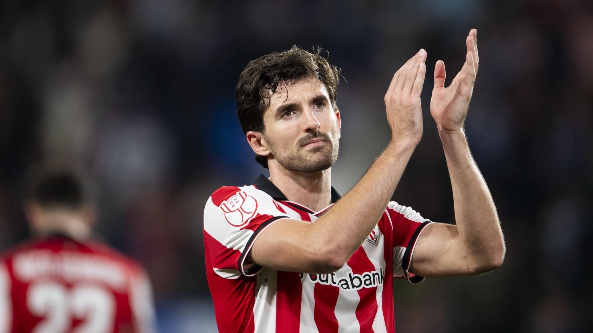 Daniel Vivian aplaude a la grada tras caer en la semifinal de Copa