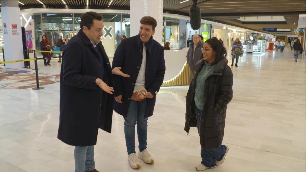 Un concursante de 'Lo sabe, no lo sabe' pone a prueba a una transeúnte para ver si adivina a qué actor está imitando: "¿No te suena?"