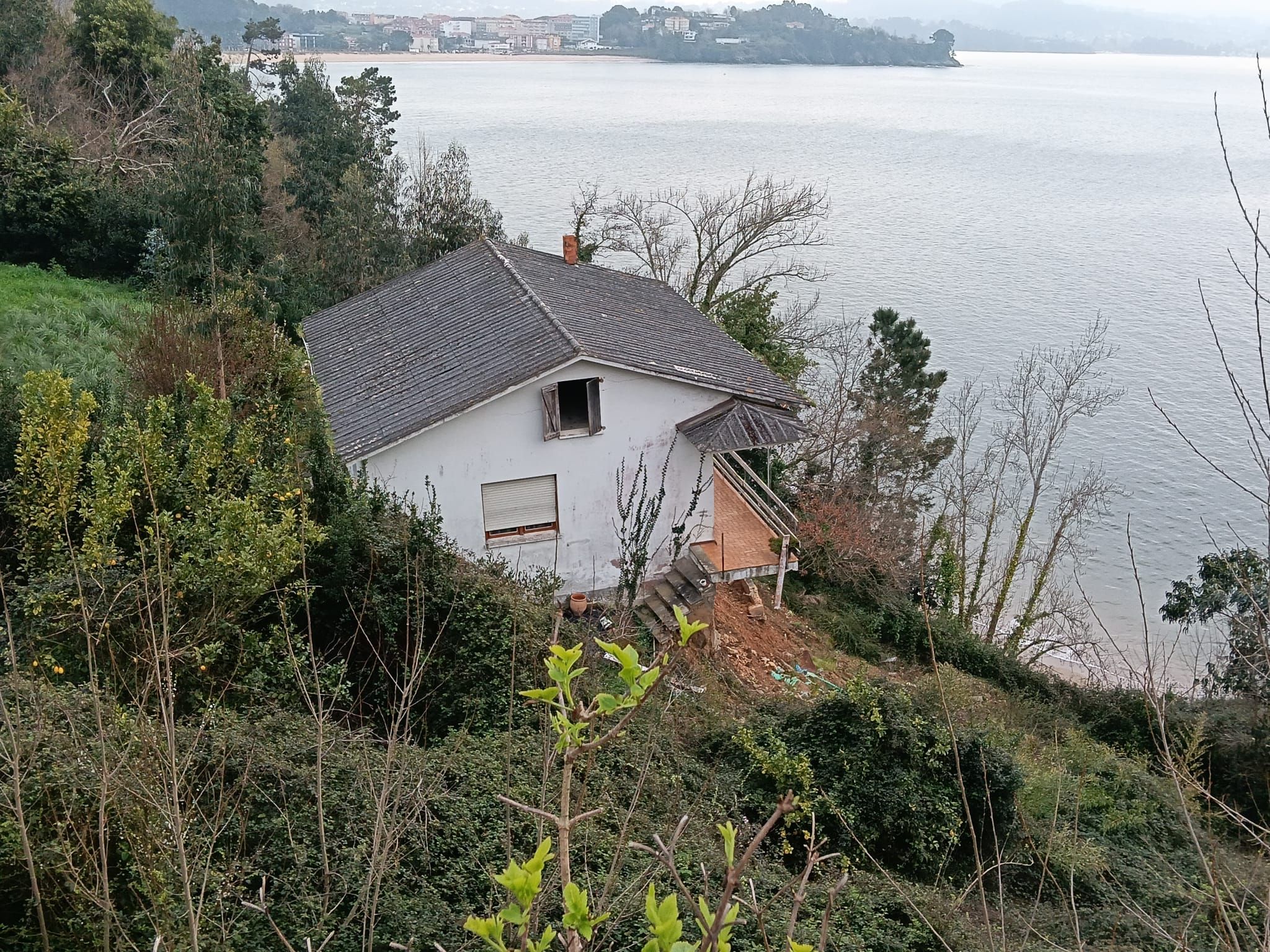 El terreno que había delante de la casa, frente al mar, ha ido desapareciendo