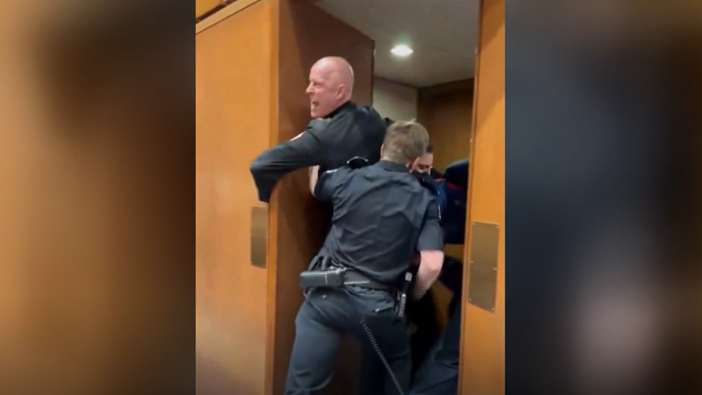 Al grito de "nadie quiere luchar por Israel", un exmarine interrumpía en una audiencia en el Senado de Estados Unidos