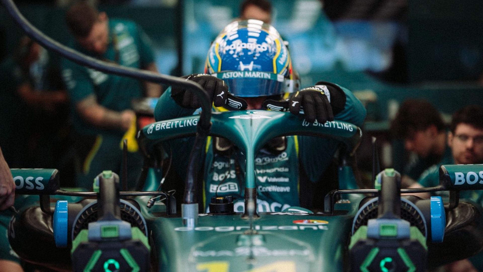 Fernando Alonso se sube al AMR26 durante los test de Baréin