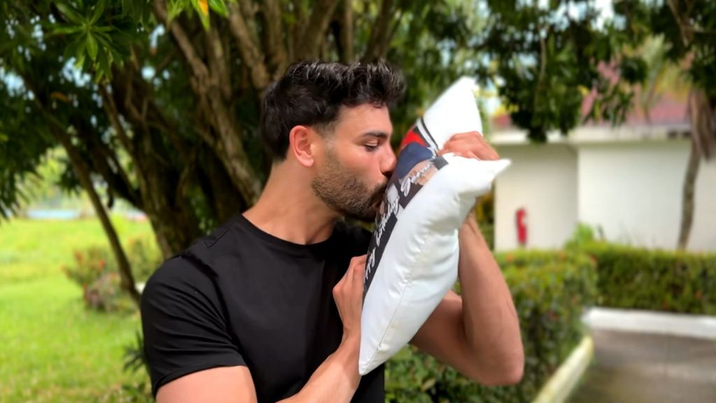 Gerard Arias desvela un curioso detalle de su familia al enseñar su objeto personal