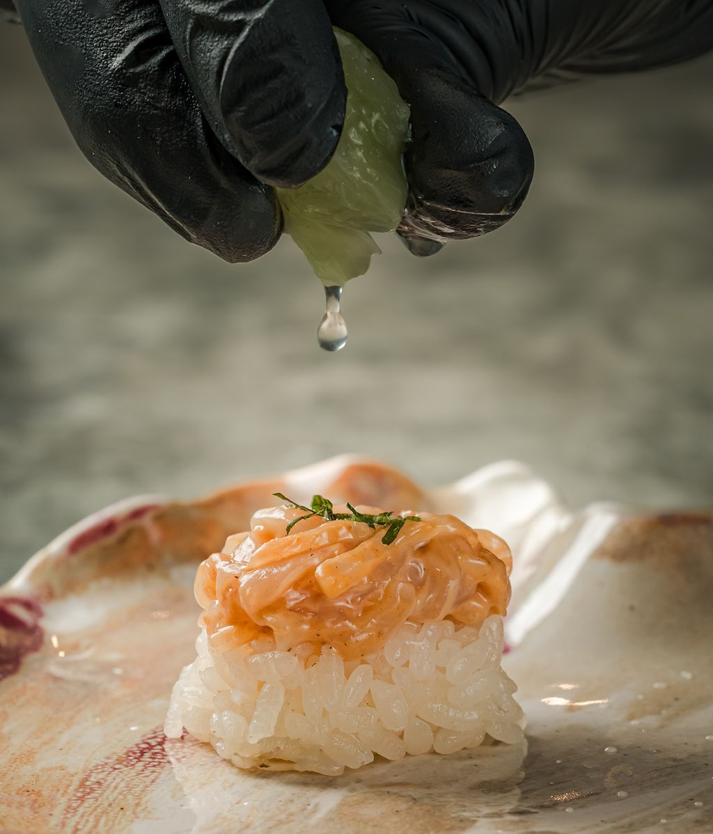 Nigiri de fideos de calamar, satay balinés, shiso y lima